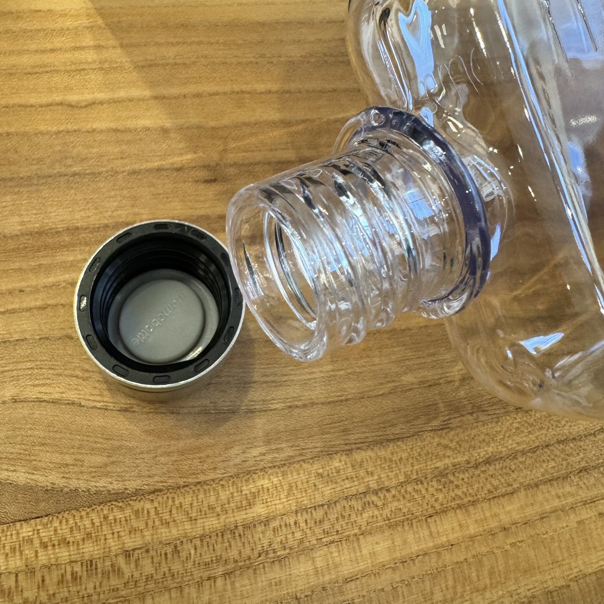 Waarom zou je een ronde drinkfles meenemen als plat soms veel handiger in je tas past? Vanaf nu te koop bij Bas Buitensport! Memobottle drinkflessen in verschillende formaten: 
A5, 750 ml, €39,-
A6, 375 ml, €31,-
Slim, 450 ml, €36,-