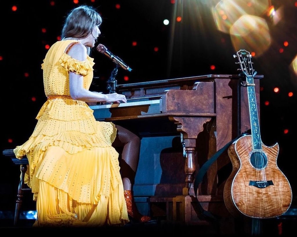 TheSwiftSociety's tweet image. ‼️| Tonight's surprise songs are:

- 'Sparks Fly' and 'gold rush'
- 'False God' and 'Slut!'
#SingaporeTSTheErasTour