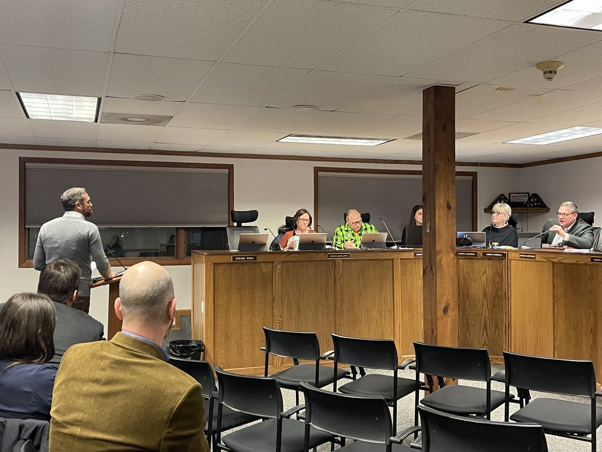 Sierra Club members & staff spoke at the Antioch Planning & Zoning Division this week in favor of a 2.85 megawatt #communitysolar🌞 installation. The Planning Division voted 3-2 to recommend that the Village Board deny the variance, & the Village will make a final decision soon.