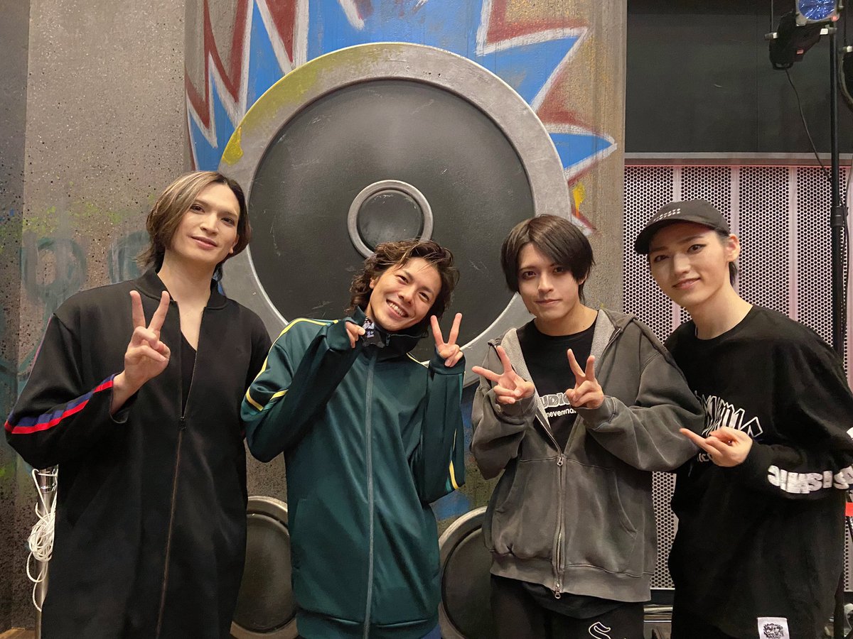 nkpn_yuki's tweet photo. 本日もありがとうございました！

なんと今日の公演を井出卓也さんが
観劇してくださりました✨
お会いできたことがもう嬉しすぎて
今上手く言葉にできません...
でも今日はぐっすり眠れそうです☺️

これからも本当に頑張ります！！！！！
#ヒプステ  #観音坂独歩 https://t.co/xtUMHy23Q4