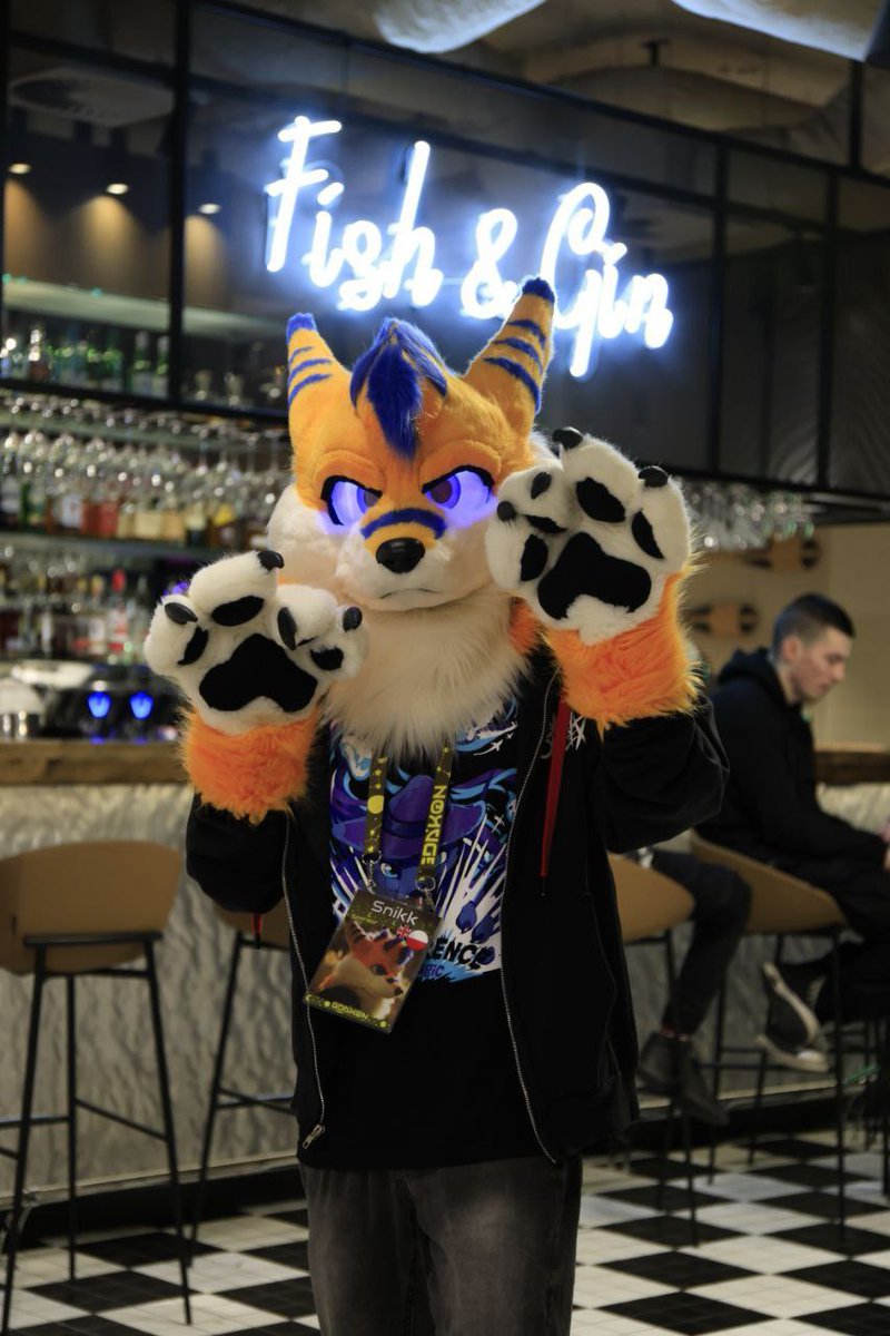 🐟&amp;🍸
#FursuitFriday 
📷<a href="/DerooShep/">Deroo</a>