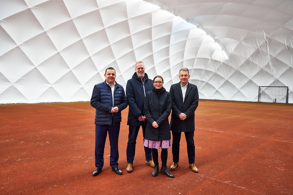 1.080 m² groß, 9,40 m hoch, von Luft getragen und aus einer elastischen Hülle aus PVC-Gewebe: die Traglufthalle an der Stadtteilschule Finkenwerder, realisiert mit @bildungsbau und @PARANET_AirDome als Zwischenlösung bis die neue Sporthalle fertiggestellt ist.