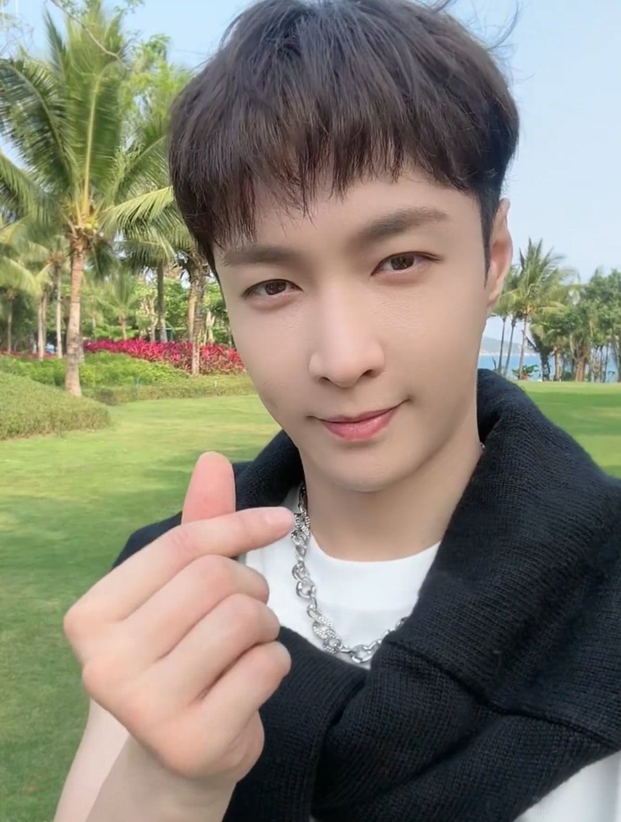 ییشینگ؛ منبع تموم نشدنیِ همه ی شیرینی عسلی های دنیا🥹 #LAY #레이 @layzhang ׅ