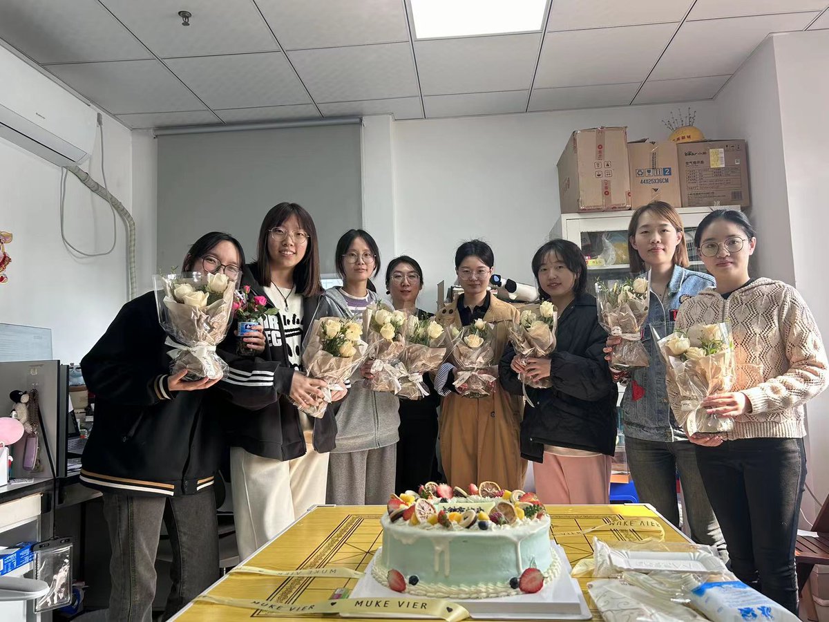 From the Women in 黄前生 Lab Happy #InternationalWomensDay 🌹