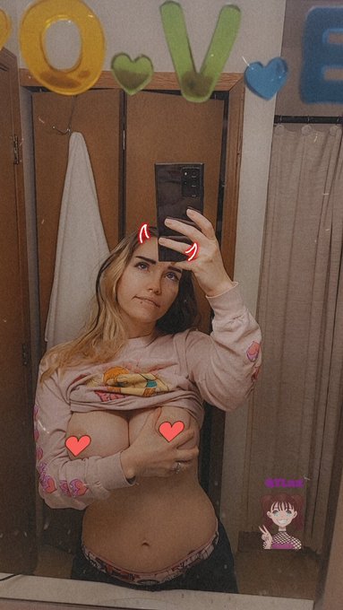 Come take a shower with me 🫶🏻😊 https://t.co/LNxVnh9CNa https://t.co/wcykzL2vPQ