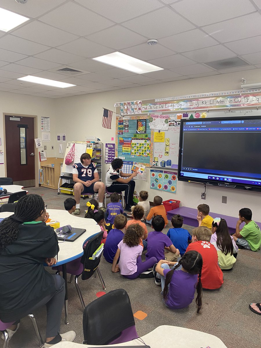 Who had more fun?!?! 🤩 Guys had a great opportunity @HeightsIB to read to the students today and had a blast!! Awesome day!! Way to represent @EsteroHS