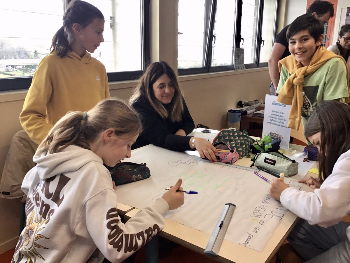 ClgBidache's tweet photo. Résidence [climat scolaire] et [lutte contre le harcèlement].Des collégiens de 6eme, des personnels et parents impliqués dans l’action. Une belle dynamique d’échanges et de partage grâce aux intervenants du réseau canope 64.Bravo!@reseau_canope @departement64 @dsden64 @AcBordeaux https://t.co/hZwkOOpDYU