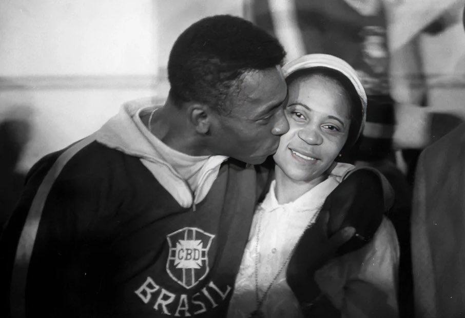 No Dia Internacional da Mulher, compartilhamos uma foto do Rei Pelé dando um beijo na mulher responsável por ele ter sido quem ele foi. Dona Celeste, um grande exemplo para todos nós. Obrigado por tudo, Celestinha! . On International Women's Day, we shared a photo of King Pelé