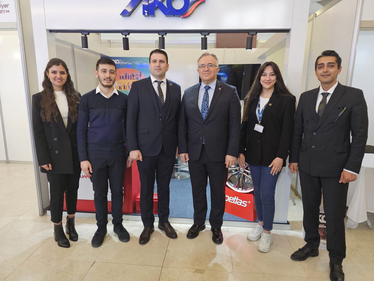 CahitGuran's tweet photo. Kariyer Fuarında yıllardır yer alan TÜBİTAK, ROKETSAN, TANAP, AKO/PETLAS ve ERKUNT TRAKTÖR gibi 170’in üzerinde firma organizasyona büyük değer kattı. https://t.co/eQu67DEG1C