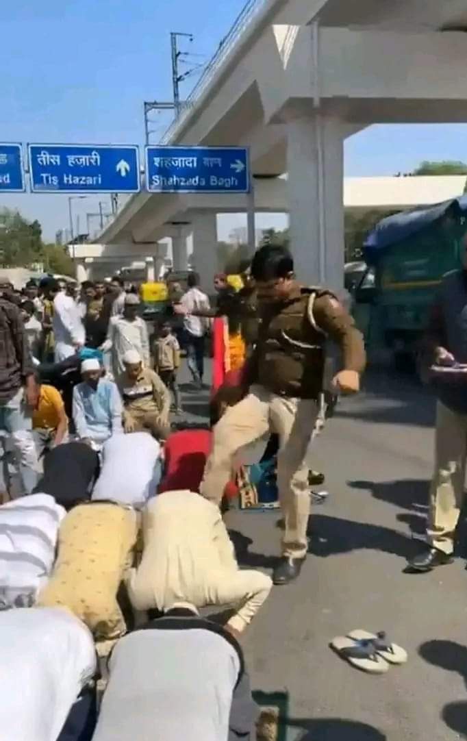 Indic_Vibhu's tweet photo. And, why was he suspended again...just 'coz he was doing his job right !!!

Suspend the person who suspended him. Period.

#IStandWithManojTomar https://t.co/SPMJWYdlha