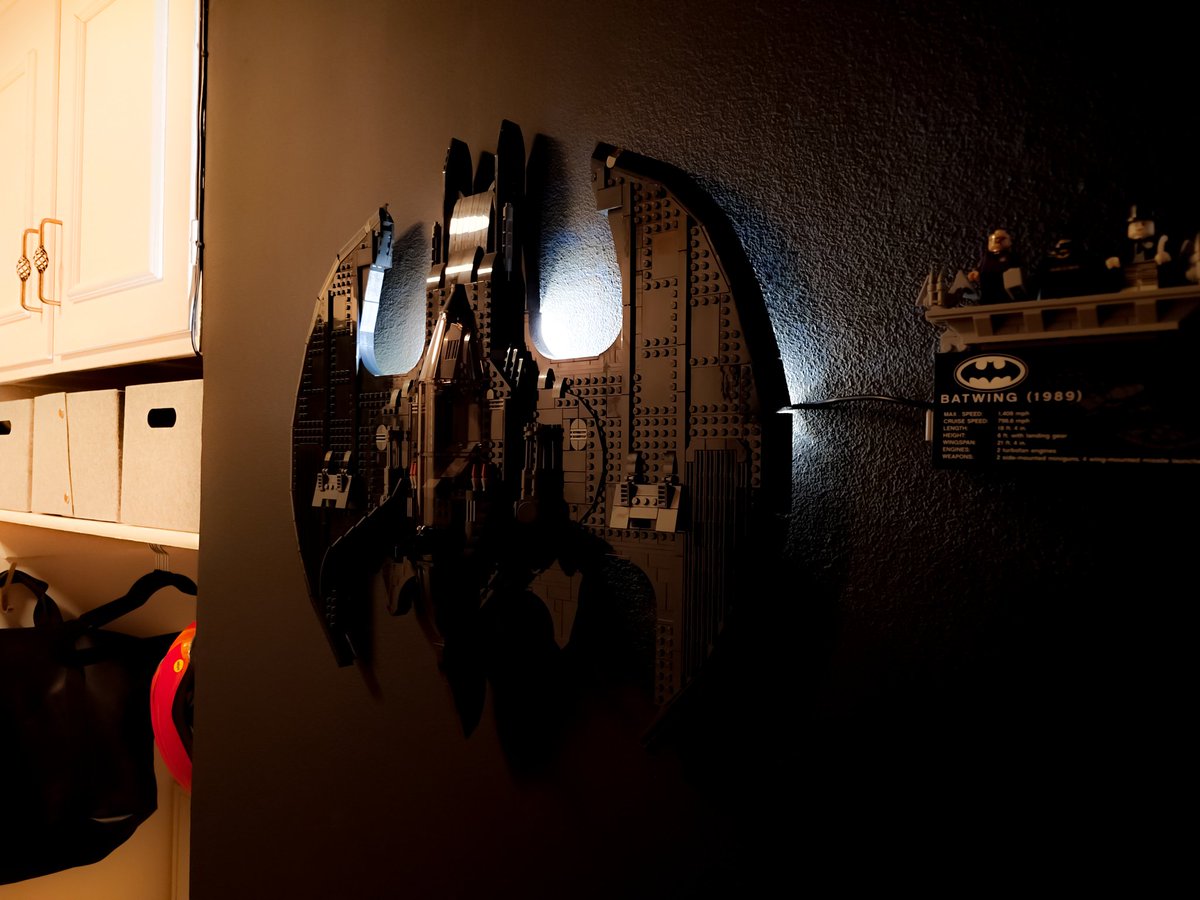AT0MAC's tweet photo. My entrance can no longer hide that i very much enjoy @LEGO_Group
The LED light i added on my #lego #batman #batwing really makes it pop on my else black wall 🦇
#homedecor #interiourdesign
#legophotography #legobuild https://t.co/IP9vTQuQq4