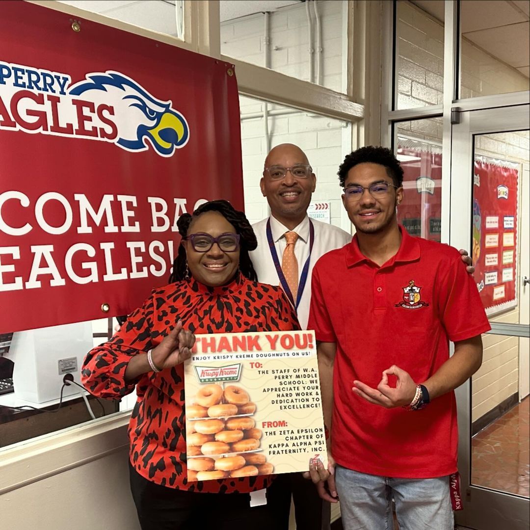 sep_kapsi1911's tweet image. This week, the Zeta Epsilon Chapter bought doughnuts for the faculty &amp;amp; staff at WA Perry Middle School to show their  appreciation for their hard work and dedication to excellence! 👏🏿
🔄 @zenupes1970
#kapsi1911 #sepkapsi #5thobjective #krispykreme #doughnuts