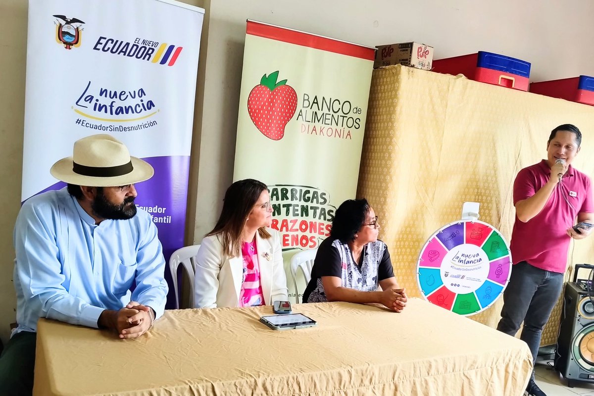 Nuestra secretaria técnica, @mjpintoec, junto a 50 mujeres de #BalerioEstacio del Proyecto Semillas, que se ejecuta con @BcoAlimentosGye, participamos en la capacitación sobre consumo de agua segura 💧 y alimentación complementaria 🍽️ para el cuidado de #LaNuevaInfancia.