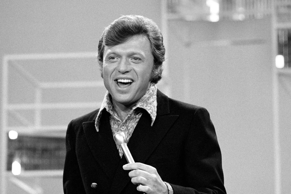 Steve Lawrence, who died yesterday, was among the last of an era.
Read about his career and the other crooners who became popular in the 1960s .... atlargetw.blog/2024/03/08/ste…
