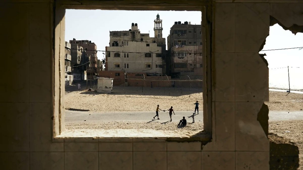 In Brussels, Paddy Dowling has an exhibition: "From despair to hope: children beyond armed conflict". 
I'm interested in these exhibitions hosted by international diplomatic organisations - who is the audience? What's the politics of this? I want to know!
belgian-presidency.consilium.europa.eu/en/events/exhi…