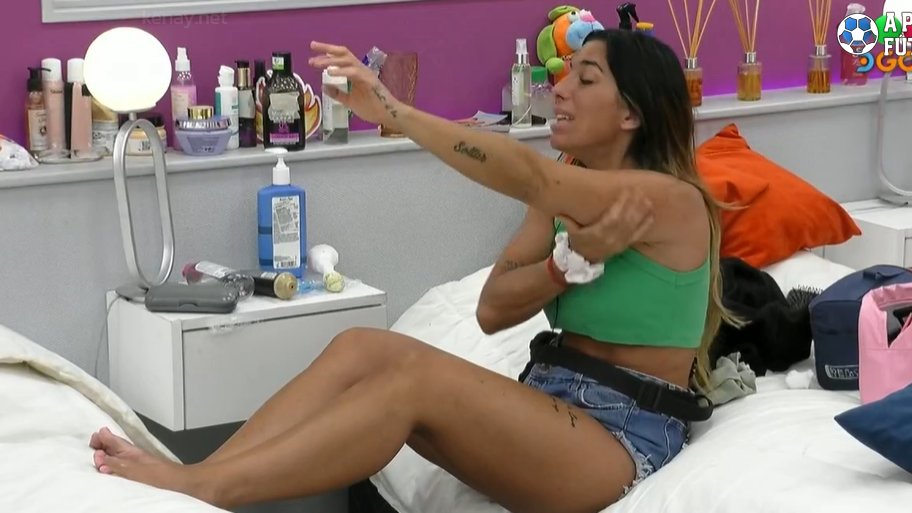 FURIA Y CATA SOBRE ROSINA 

FURIA: intenté jugar con ellas y no quieren, están muy en "yo, yo ,yo"

CATA: igual tenes que jugar con rosina, con lo infumable que es

FURIA: es insoportable

CATA: ella se divierte así

FURIA: no, llama la tención, tiene un problema, no tuvo papá,