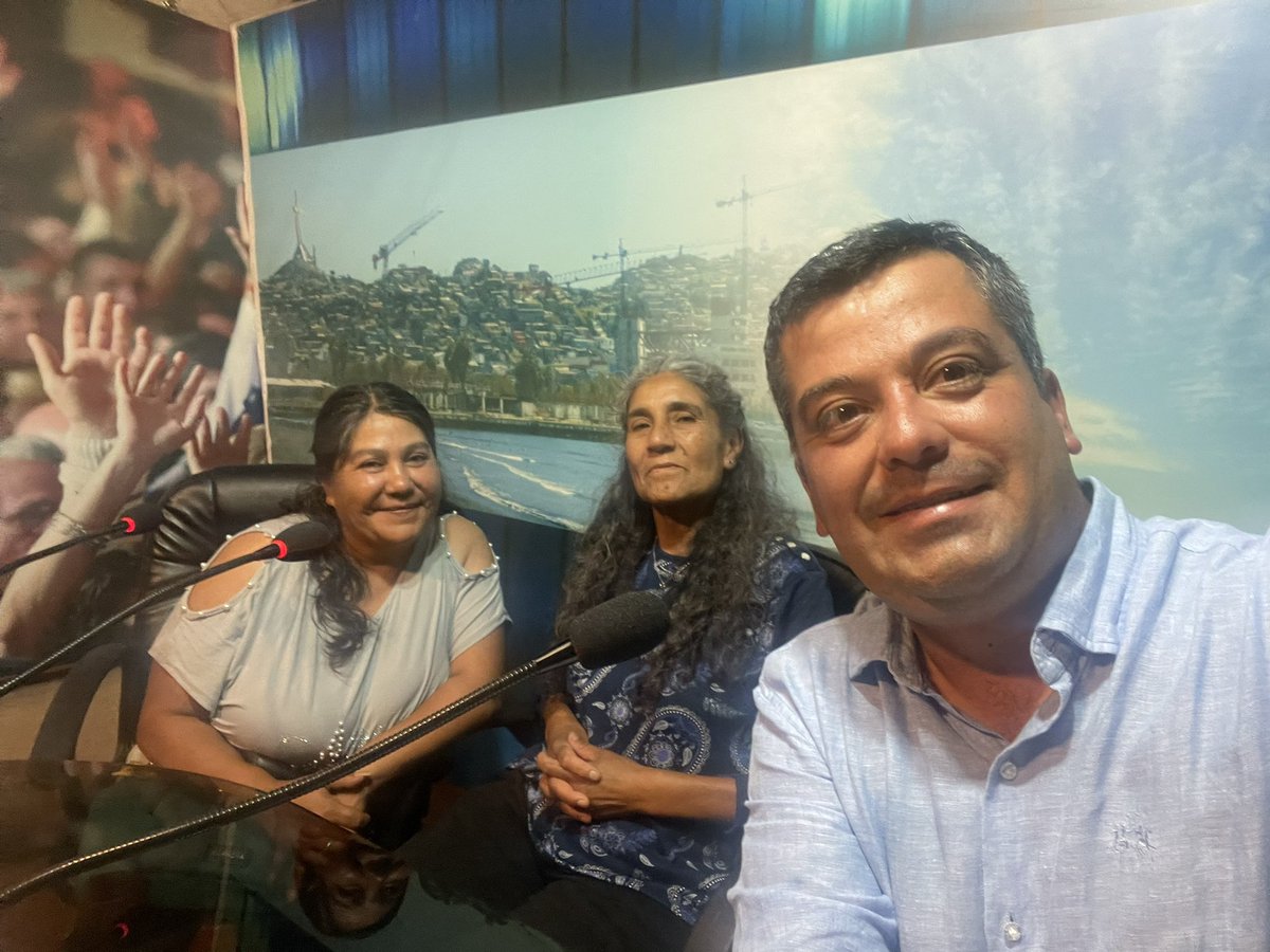 Hoy en radio Carnaval estuvimos compartiendo con 2 grandes mujeres trabajadoras que se desempeñan funciones de aseo en #laserena Sole e Inés nos contaron su testimonio  en un rol tan valioso pero tan poco reconocido. Todo mi respeto y admiración 👏👏 #Feliz8DeMarzo