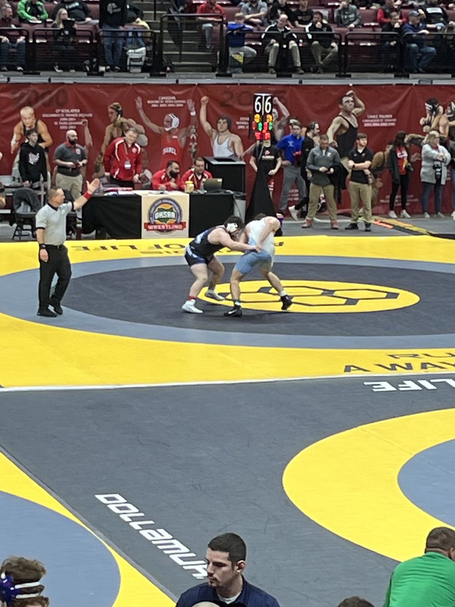 Brogan Paxson falls in the 2nd in his 1st match of the day ⁦@ae_mustangs⁩