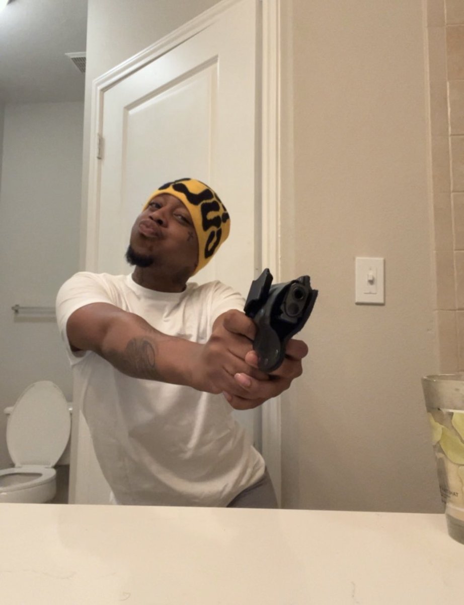 1ofme100yall's tweet image. When he leave me alone in his room with blickkk😚😛😛