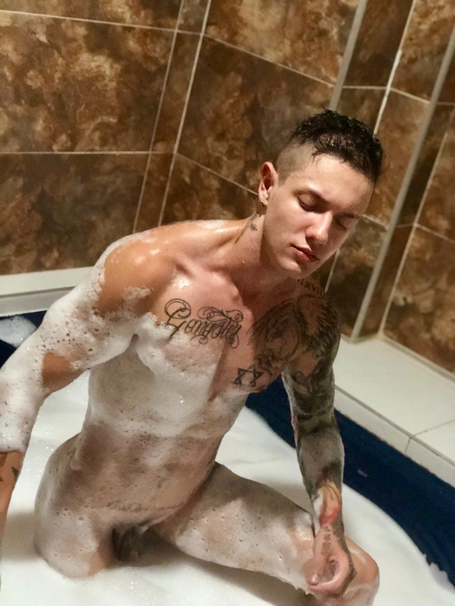 Respondiendo mensajes 
Promoción de videos y en
Onlyfans.com/kleinxxx