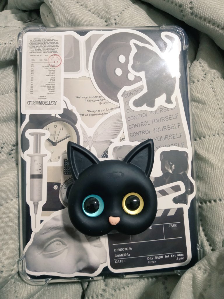 studywc_'s tweet image. decorei meu kindle🧡