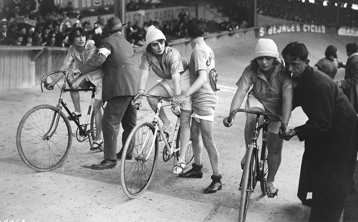 Hommage aux défricheuses du cyclisme, à ces femmes qui durent essuyer bien des railleries et eurent le courage de persévérer pour pratiquer leur passion. 📷 Montrouge, 1923