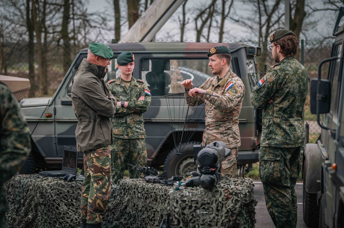 DGLC_KL's tweet photo. Vandaag is luitenant-generaal Swillens aangesteld als Commandant Landstrijdkrachten (C-LAS). Op de Koninklijke Militaire Academie vond de ceremoniële overdracht plaats. In februari heeft C-LAS de thuisbasis van de #luchtverdedigers bezocht om nader kennis te maken met het #DGLC. https://t.co/KS68n0e7Bv