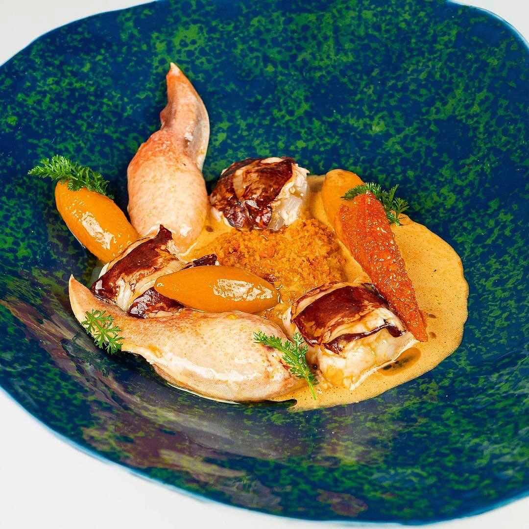 Homard « cruit » sur le corail, « crousti carotte-homard ». ‘Raw/cooked’ lobster with coral, with a carrot-lobster crisp. #guysavoy #guysavoyparis #homard #lobster #corail #carotte #carottes #carrot #carrots #restaurant #restaurants #artdevivre #artdevivrealafrancaise…