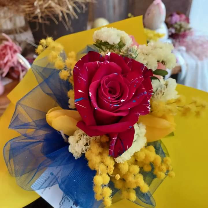 #semplicemente #flowershop #cannigione Ci avete stupito....Grazie..... Vi aspettiamo fino a stasera💛❤️