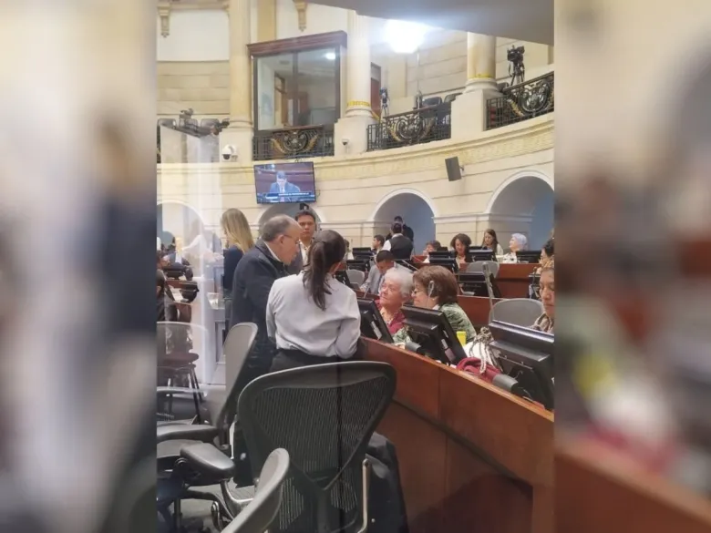 Horadelaverdad's tweet photo. "#LasReformas: '¿en qué va el trámite de las reformas? No han podido. Trajeron a los embajadores para hacer política en Colombia. Insistimos. Eso es un peculado. Traer embajadores a hacer política con la plata de los colombianos."
https://t.co/AYs322jgnT https://t.co/NVIe5zY0LB