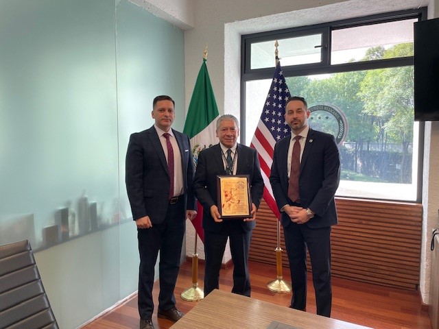 INTERPOL_USA's tweet image. 🏆 Last week, we joined @USMarshalsHQ in Mexico City to recognize and honor the @FGRMexico for their outstanding collaboration in capturing two of the top '15 Most Wanted' fugitives.