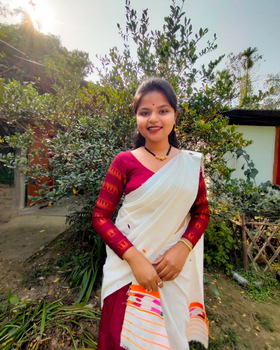 Modhu454's tweet image. মোৰ ফাগুন আছেহি আহি ৰৈ তোমাৰ কথাকে কবলৈ 🍂
আছেনে সময় তোমাৰ
সমীৰৰ খবৰ শুনাৰ..?