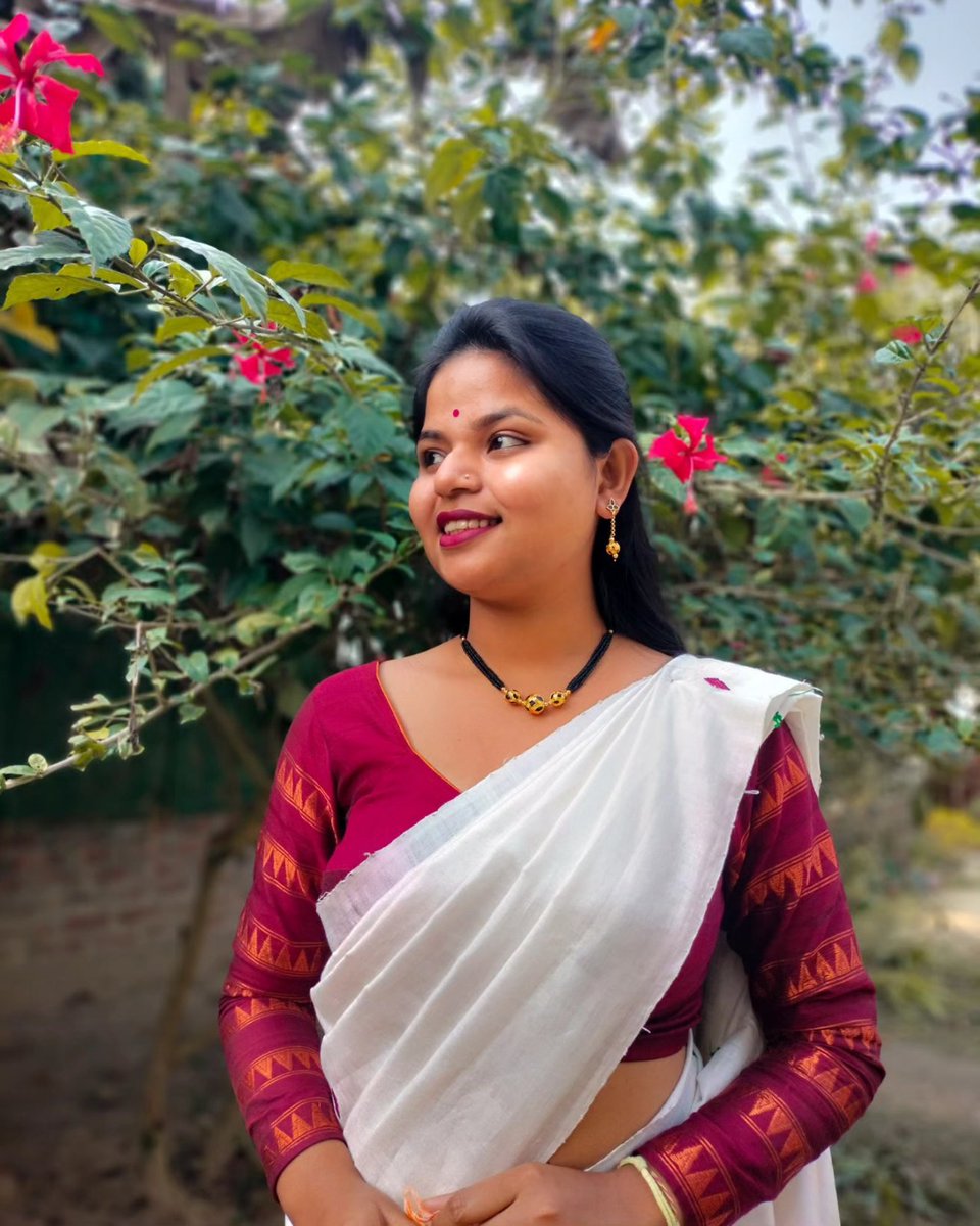 Modhu454's tweet image. মোৰ ফাগুন আছেহি আহি ৰৈ তোমাৰ কথাকে কবলৈ 🍂
আছেনে সময় তোমাৰ
সমীৰৰ খবৰ শুনাৰ..?