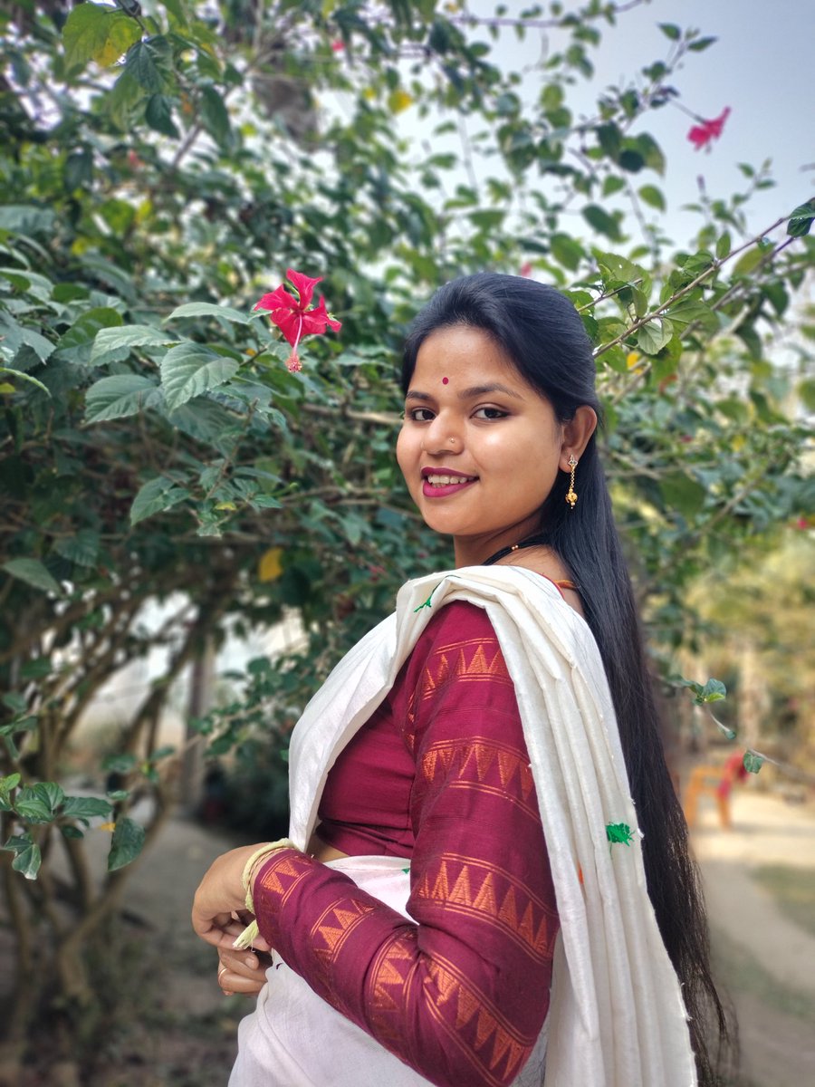 Modhu454's tweet image. মোৰ ফাগুন আছেহি আহি ৰৈ তোমাৰ কথাকে কবলৈ 🍂
আছেনে সময় তোমাৰ
সমীৰৰ খবৰ শুনাৰ..?