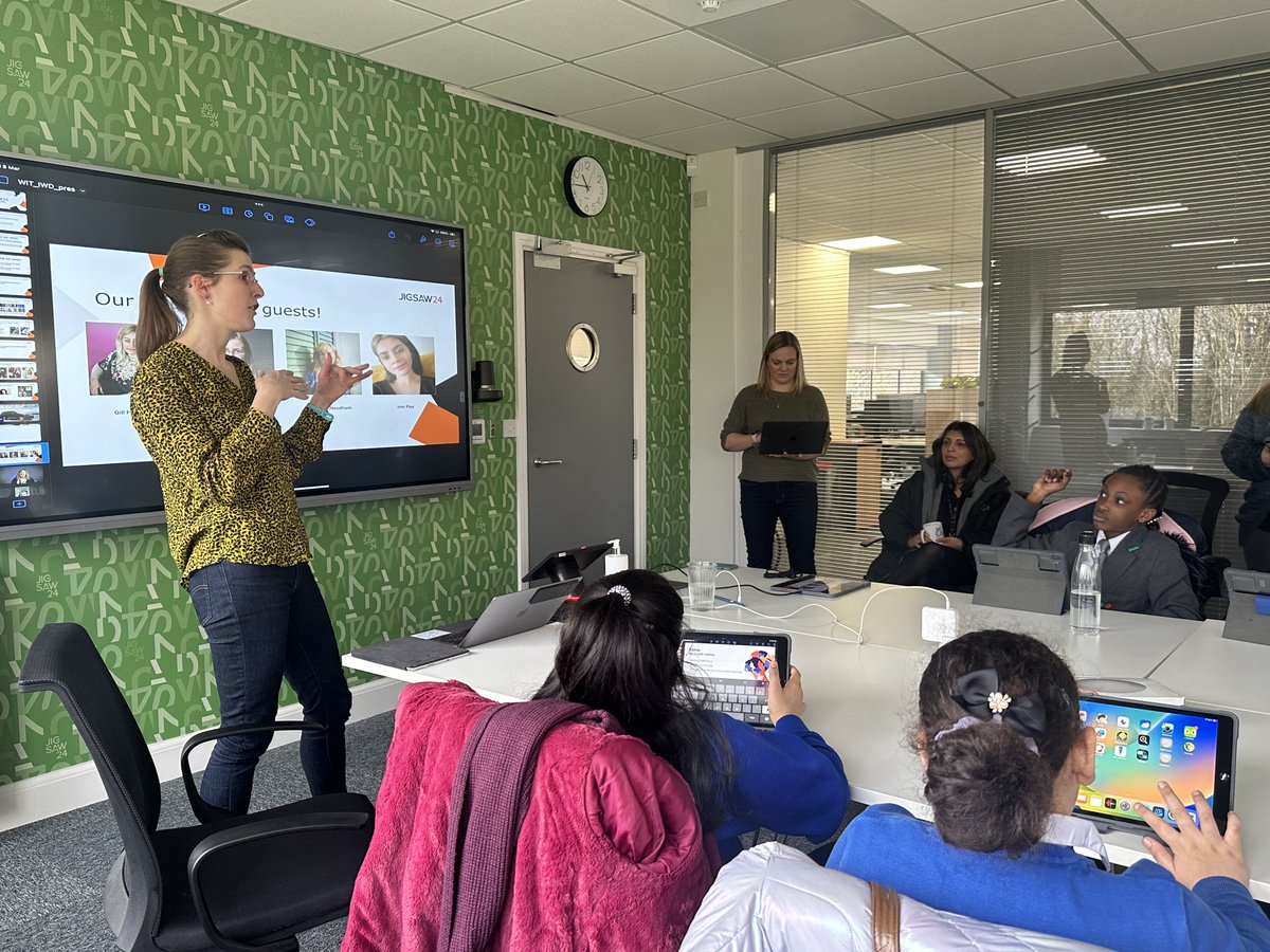 Today we had students celebrate #IWD2024 in our office for of our Everyone Can Play a Part project. 🧑‍💻 They learned about female job roles in the STEAM sector from @eloisejthatcher, Gill Holloway (@InsightEnt), Sarah Needham (@UNWomenUK), and EngD students at @UniofNottingham.