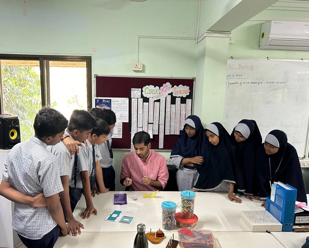 One of the @TeachForIndia fellow brought her students for a visit at our Cente of Excellence in Teacher Education at TISS. I had a good time exploring foldscope with them. 1/n