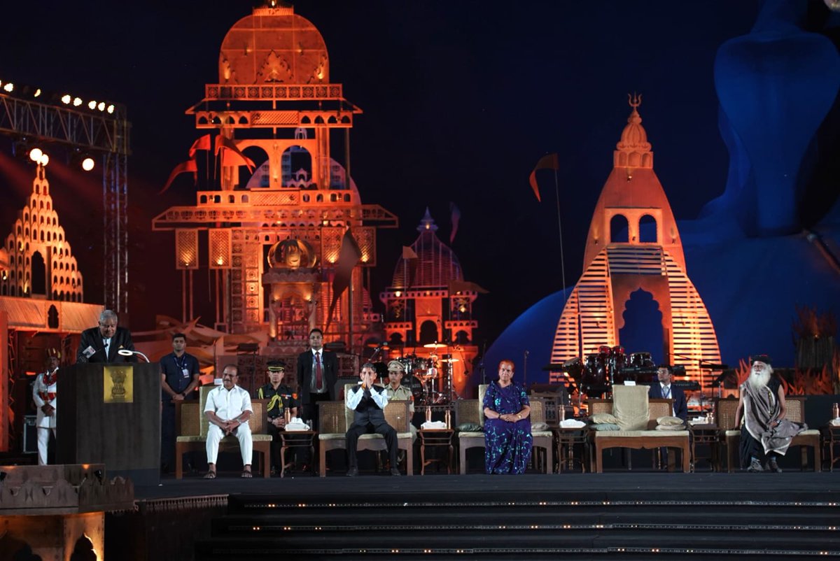 SadhguruJV's tweet image. It is our honor and privilege to welcome the Hon’ble Vice President Shri Jagdeep Dhankar to Isha Yoga Center. Our gratitude to him for accepting our invitation to celebrate #Mahashivratri with us. -Sg @VPIndia  @rajbhavan_tn @TripuraGovernor