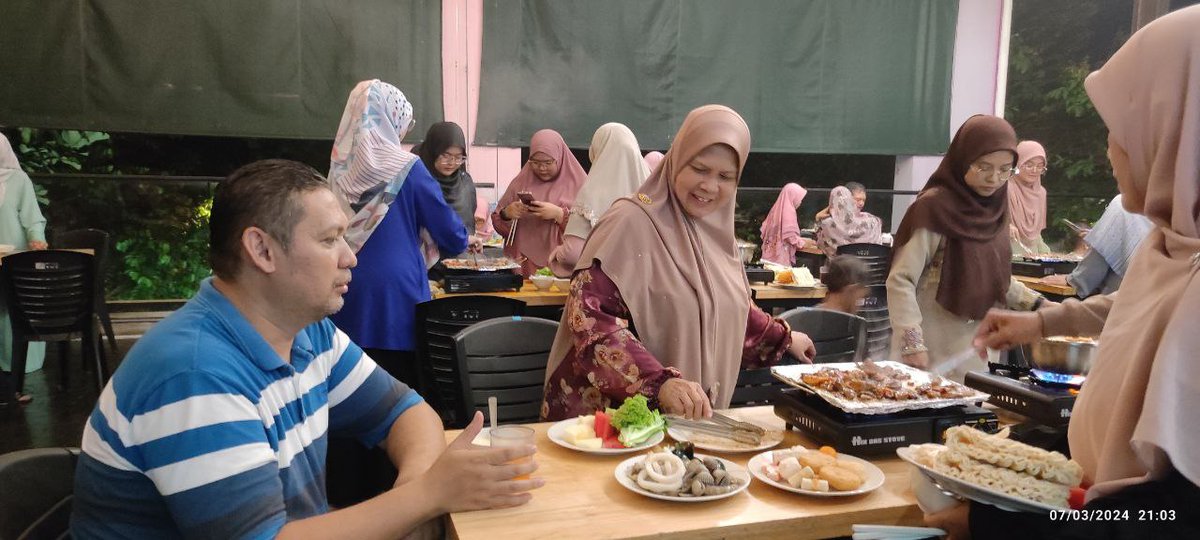 PastiMuar's tweet photo. Jamuan bagi menghargai jasa cikgu-cikgu Pasti kawasan Muar yang telah berhidmat dengan cemerlang sepanjang sesi 2022/2023. Terima kasih dan tahniah kepada semua .
#cikgupastimuo
#pastimuarmumtaz https://t.co/KwerbiZPW7