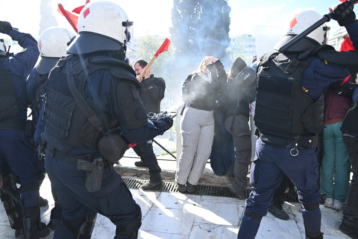 #antireport #syntagma #foitites Συμπλοκές στην συγκέντρωση των φοιτητών στο Σύνταγμα