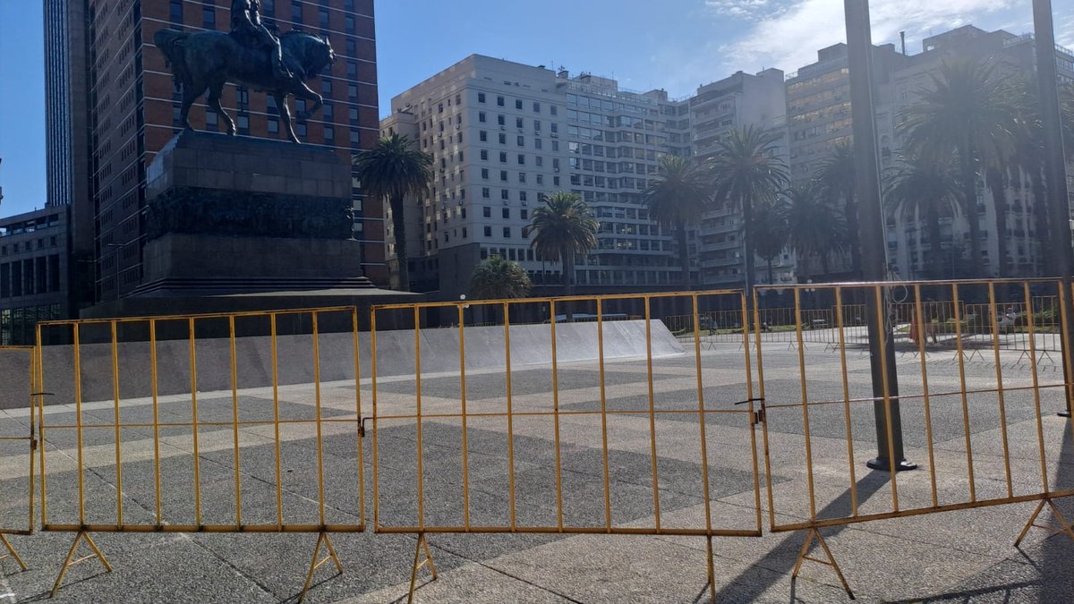 NaiaraTamara's tweet photo. Hoy cuando decenas de colectivas y organizaciones convocan a la Plaza Independencia para marchar, tenemos a algunas personas brillantes que creyeron que somos un riesgo. 

#HuelgaFeminista
#8M2024

1/3 https://t.co/TL61D5jw0Y