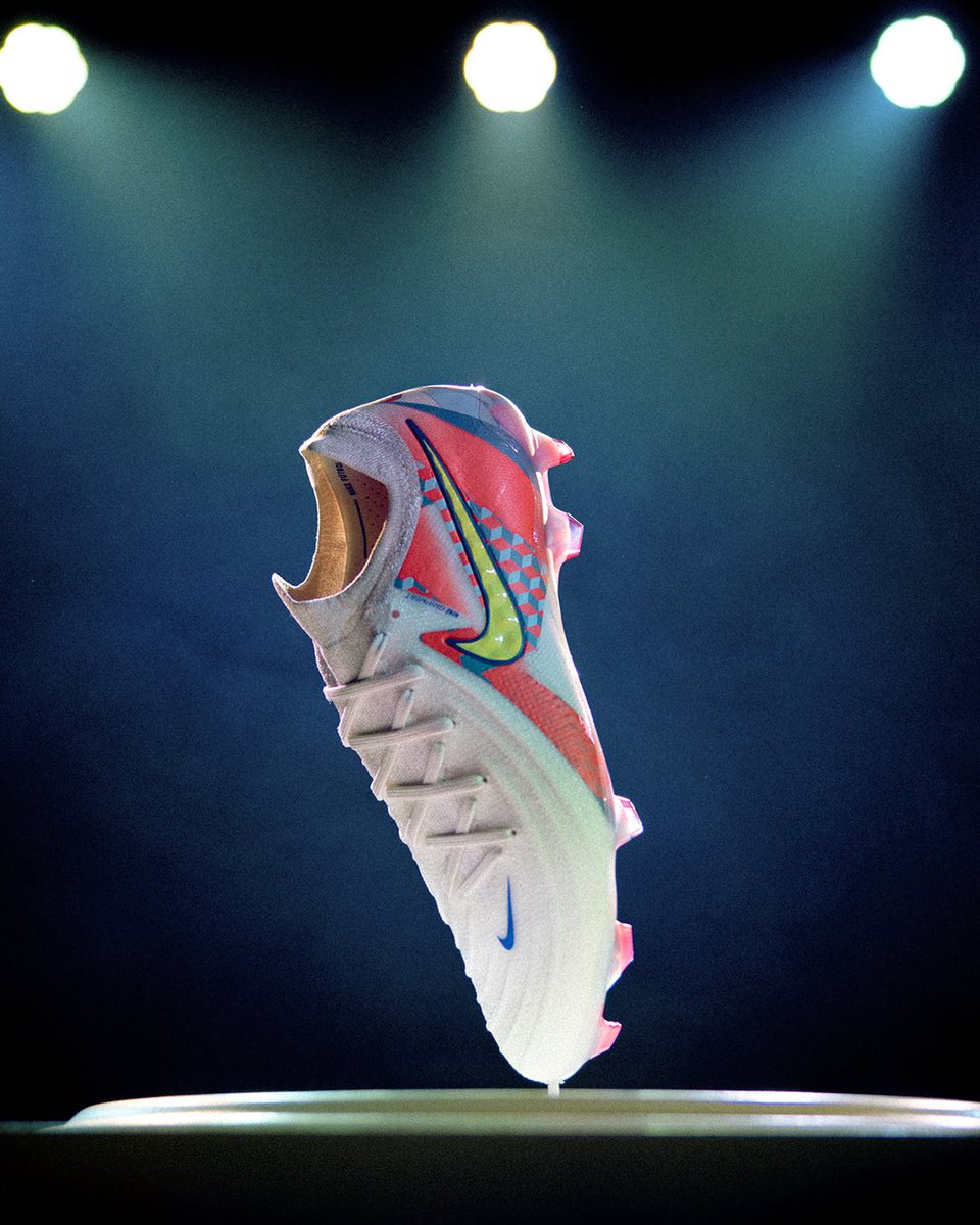 Alexia Putellas unveiled the Phantom Barna - inspired by Barcelona, the city of her roots.

Barna Precision 🎯 hitting the pitch soon 👀

@AlexiaPutellas
#NikeFootball