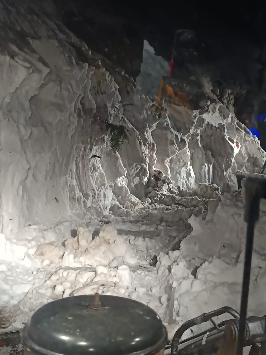 SDMBanihal's tweet photo. Night view of snow clearance on Banihal Mangit Road, the progress of snow clearance on Banihal Mangit road is slow amid frequent  snow avalanches on curves.
@OfficeOfLGJandK @Rameshkumarias @dcramban @diprjk @BaseerUlHaqIAS https://t.co/lI6zqQ78MC