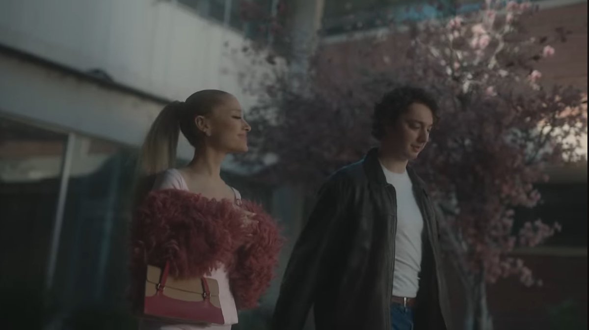 swftgrls's tweet image. meu deus gente o horroroso q ela escolheu p ser o novo namorado, ela quis q ficasse realístico mesmo