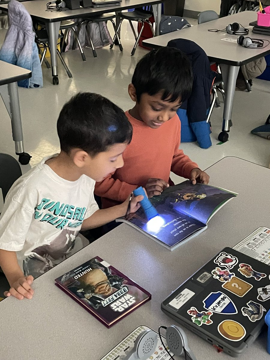 Ms_1stgrade's tweet photo. Flashlight Friday Fun for RAAW 🔦 #ReadAcrossAmericaWeek @GoshenPostES https://t.co/0DuyRUrVQk