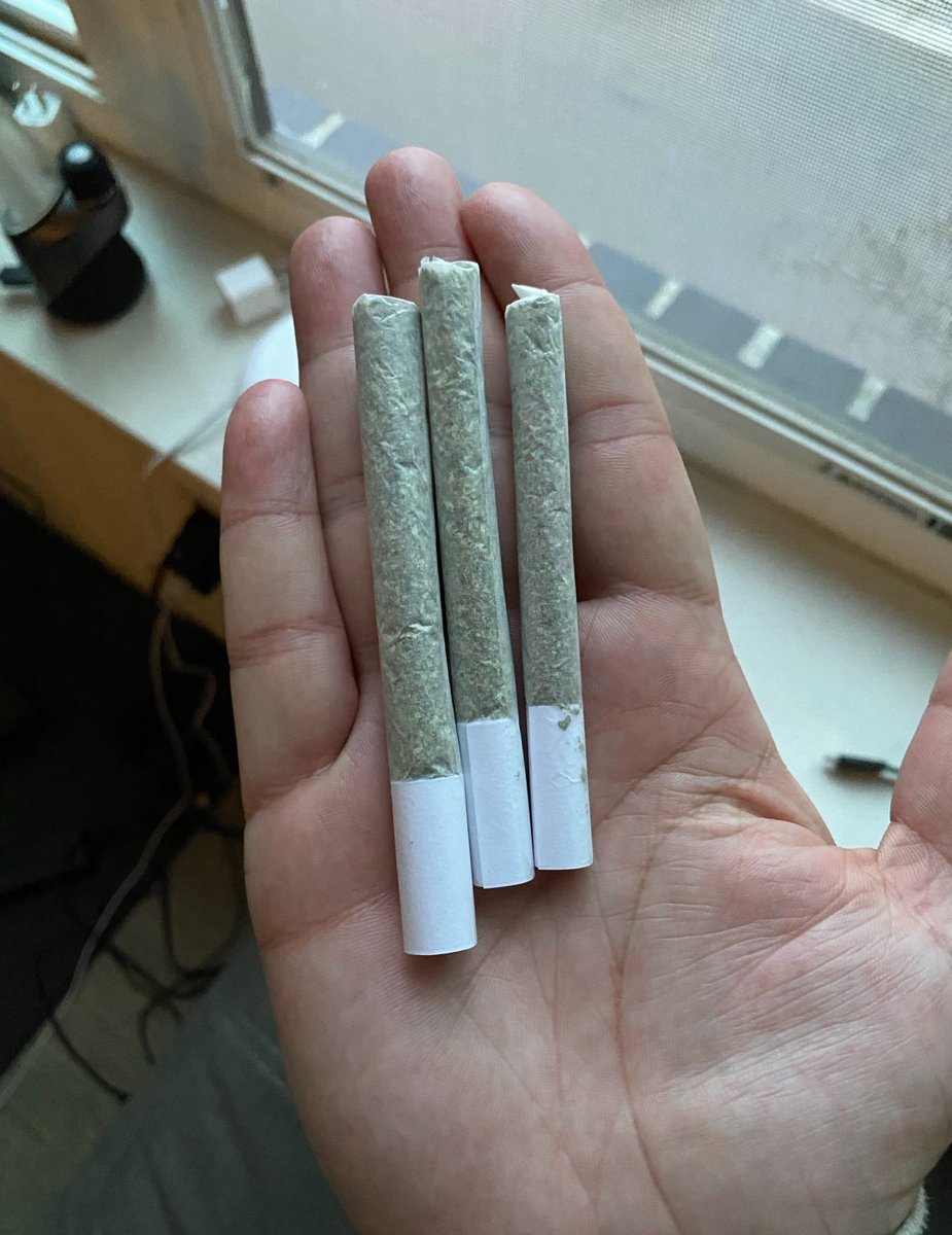 Friday morning smoke sesh underway 💨🍃 #joints #rollyourown #CannabisCommunity