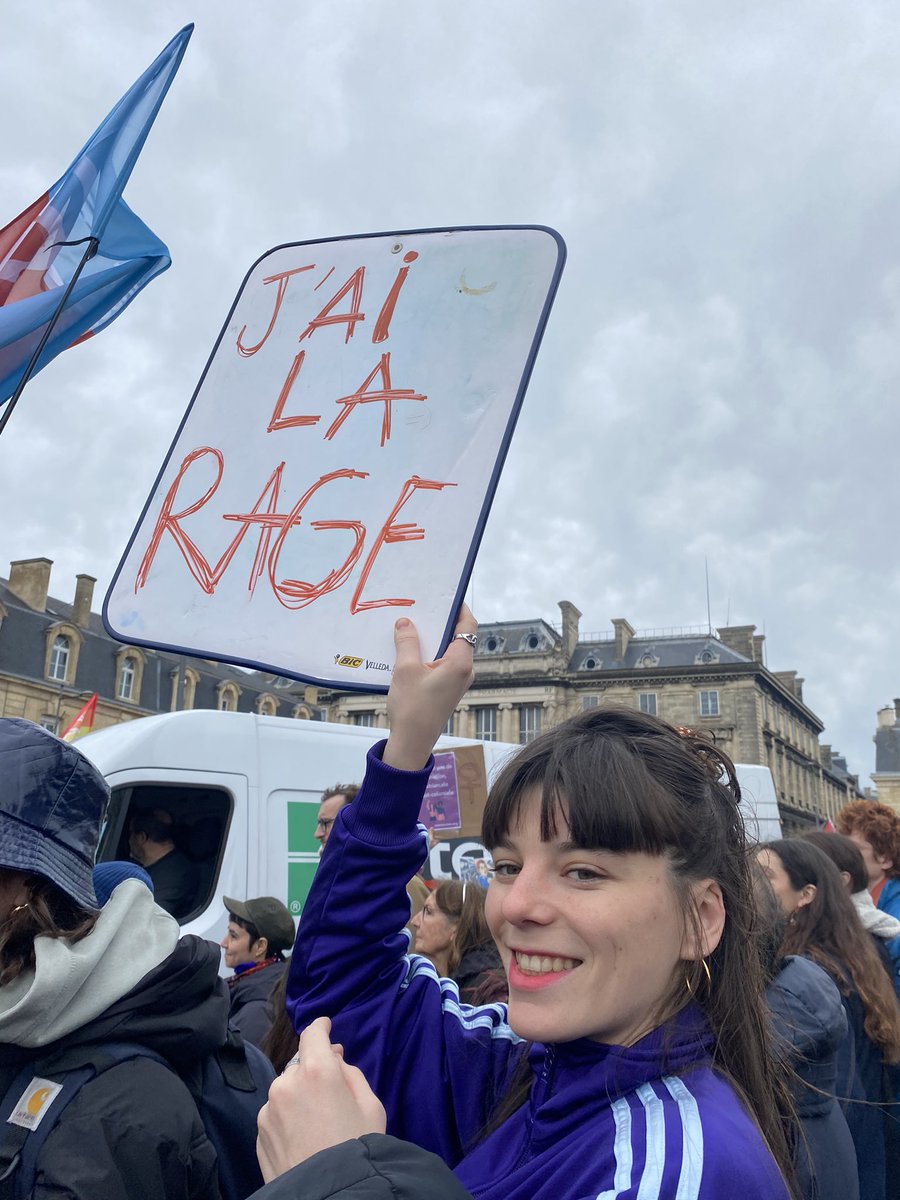 Énorme mobilisation à #Bordeaux pour la journée internationale des droits des femmes. Beaucoup beaucoup de jeunes. Ça vivifie !!! Et des revendications très fortes portées sur de modestes petites affichettes. L’espoir est là et la relève aussi !!! #8mars #grevefeministe