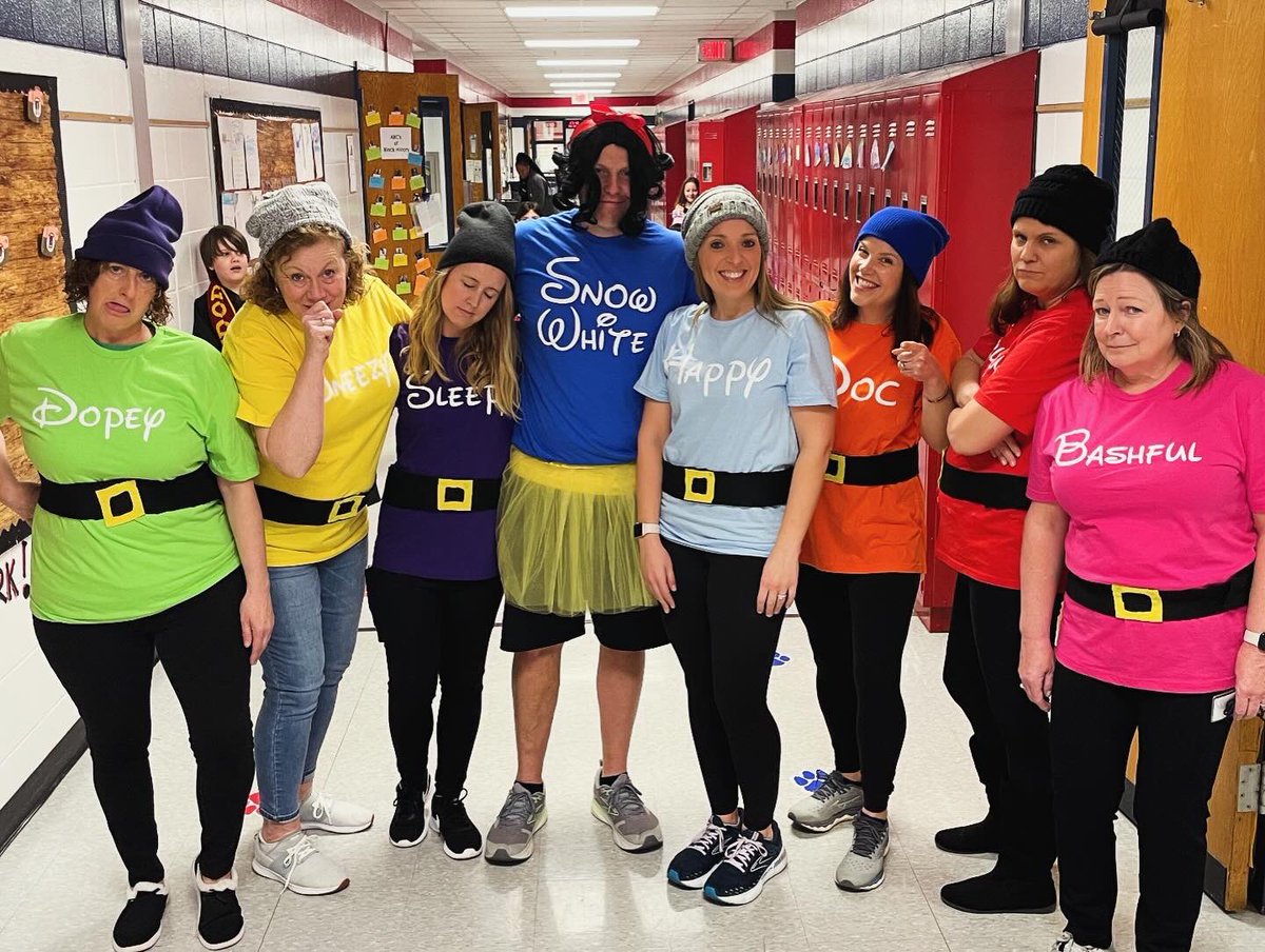 SchmittInSchool's tweet photo. Book Character Day with the best team around. Of course I got “Sleepy” 😴 🥱 #MomOfLittles #AlwaysSleepy #SnowWhite #TullyProud @tullyelemjcps @TullyMusicRoom @tullylmc @TullyStem https://t.co/GW4KCyanKI