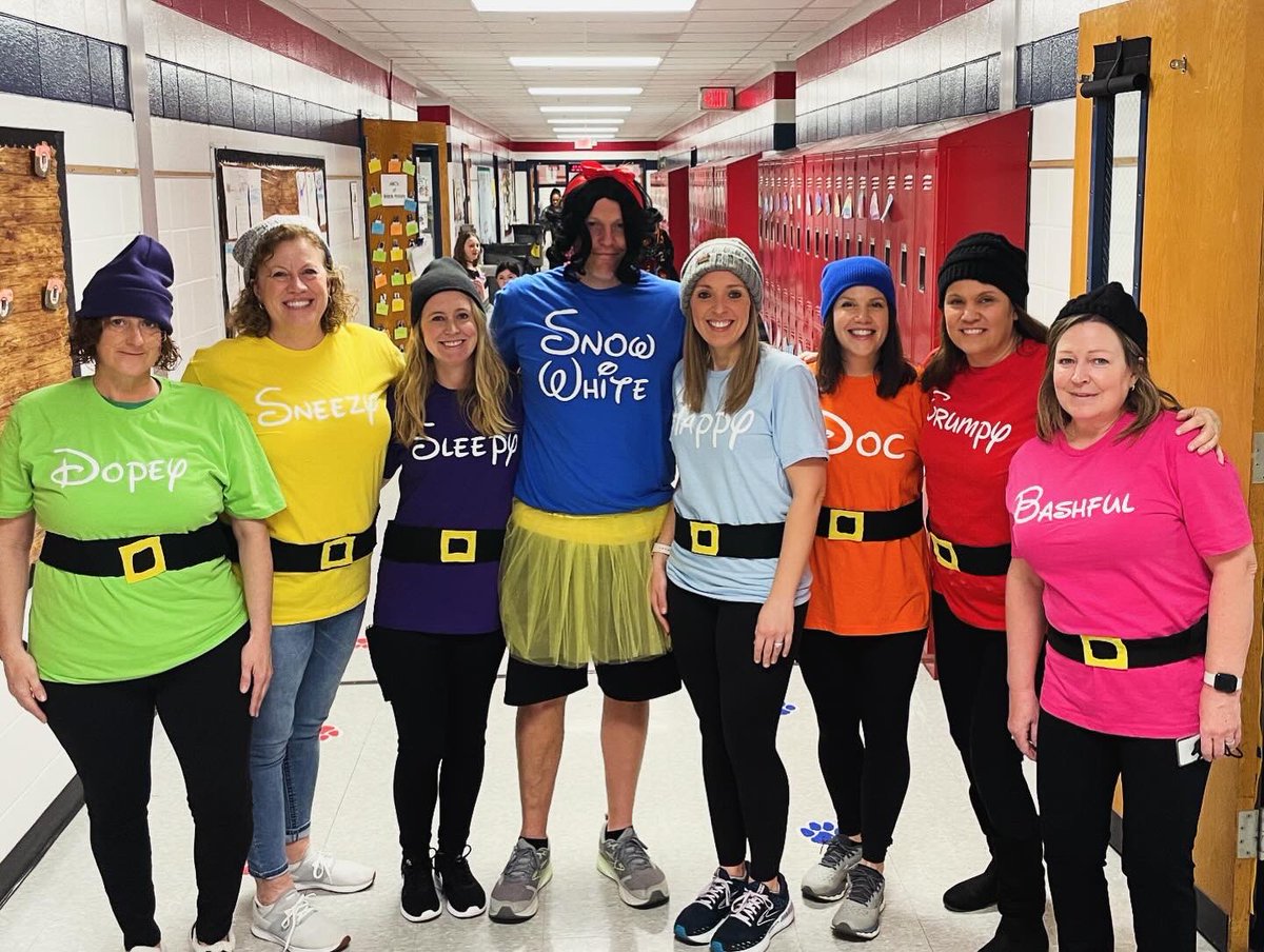 SchmittInSchool's tweet photo. Book Character Day with the best team around. Of course I got “Sleepy” 😴 🥱 #MomOfLittles #AlwaysSleepy #SnowWhite #TullyProud @tullyelemjcps @TullyMusicRoom @tullylmc @TullyStem https://t.co/GW4KCyanKI