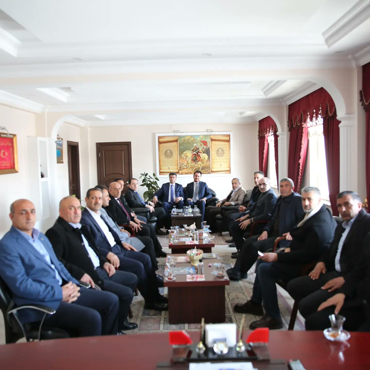 cldrnkaymakam's tweet photo. AK Parti  Büyükşehir Belediyesi Başkan Adayı Sayın Abdulahat ARVAS, Van İl Başkanı Sayın Emre GÜRAY, Çaldıran Belediye Başkan adayı Sayın Ferman YILDIRIM, MDK üyesi Sayın Zahir SOĞANDA,İlçe Başkanı Sayın Ali ÇİFTÇİ  Kaymakammız sayın Hasan Hüsnü TÜRKER’i  makamnda ziyaret ettiler https://t.co/dm7gBbk1Vk