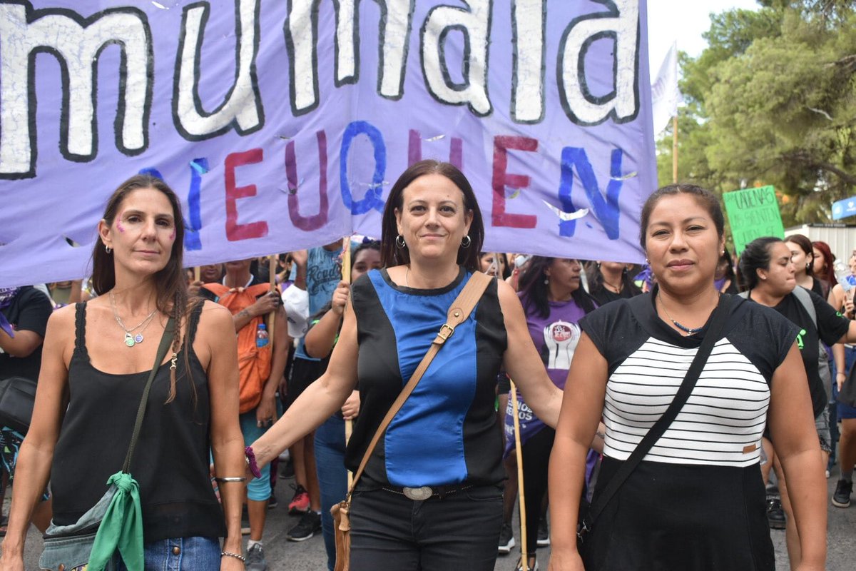 jesusescobarnqn's tweet photo. A lo largo de la historia las mujeres han demostrado su enorme capacidad de lucha y resistencia, este #8M más que nunca, frente a la violencia y misoginia del gobierno nacional, frente al hambre y el ajuste, frente a los femicidios, reivindico cada una de sus banderas.

Un fuerte abrazo y todo mi reconocimiento a las mujeres luchadoras, las trabajadoras, las estudiantes, las profesionales, las que son sostén de los hogares, las que no solo cocinan para sus familias sino para todo el barrio en los merenderos, las que paran la olla, las que se organizan, las que con la marea verde conquistaron y defienden el aborto legal, las que salen a la calle por sus derechos, las que discuten política y abren caminos.
